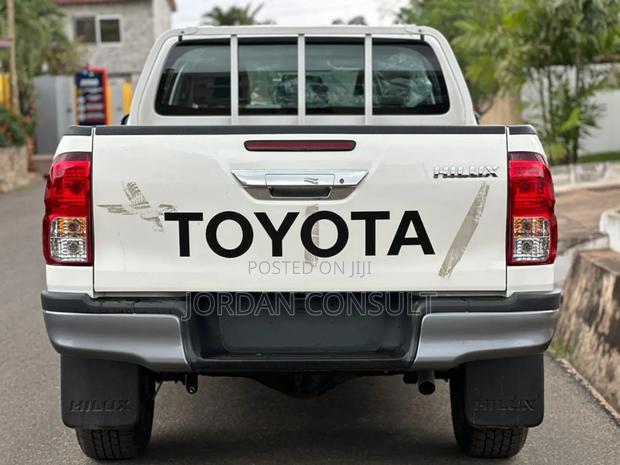 Toyota Hilux 2024 White