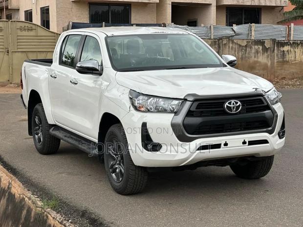 Toyota Hilux 2024 White