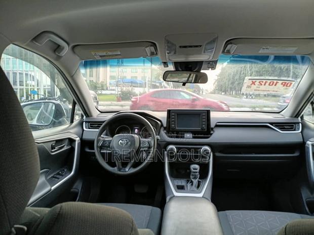 Toyota RAV4 LE AWD 2019 White