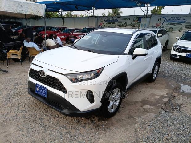 Toyota RAV4 LE AWD 2019 White