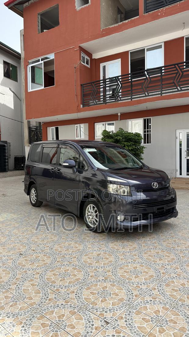 Toyota Voxy 2010 Black