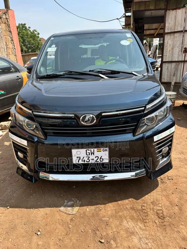 Toyota Voxy 2016 Gray