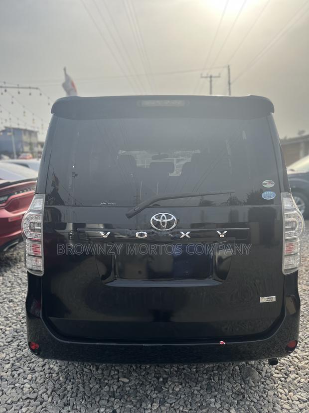 Toyota Voxy 2010 Black