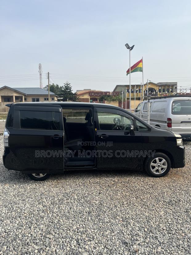 Toyota Voxy 2010 Black