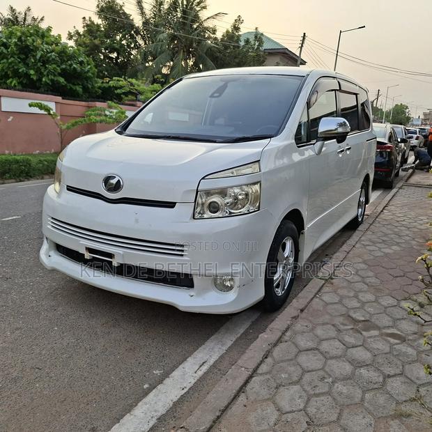 Toyota Voxy 2011 White