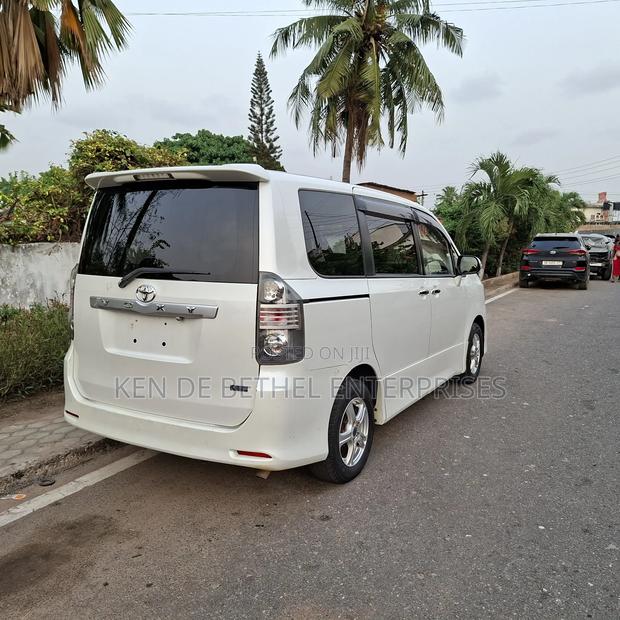 Toyota Voxy 2011 White