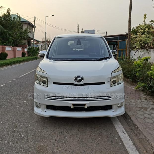 Toyota Voxy 2011 White