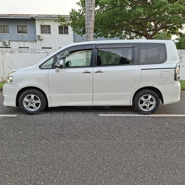Toyota Voxy 2011 White