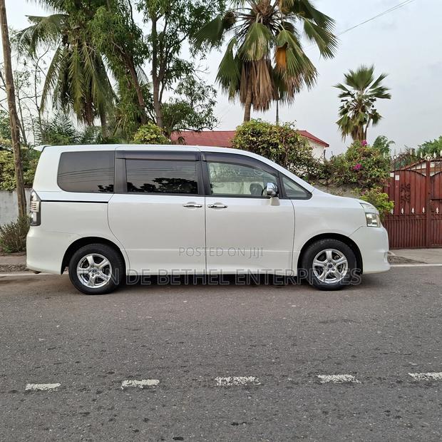 Toyota Voxy 2011 White