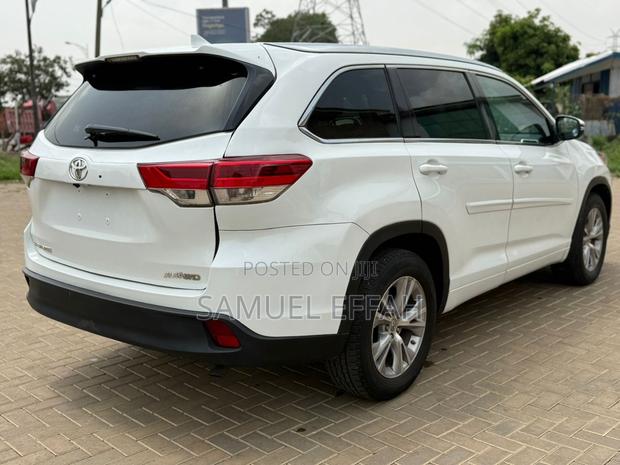Toyota Highlander XLE 4dr SUV AWD (3.5L 6cyl 6A) 2014 White