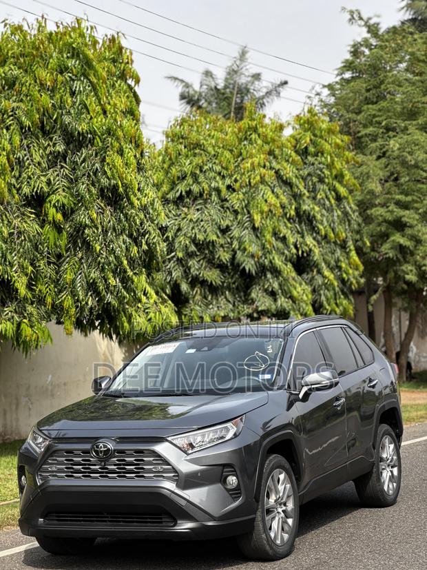 Toyota RAV4 Limited 2021 Gray