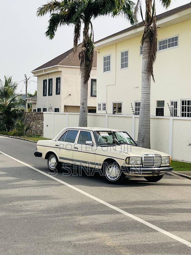 Mercedes-Benz 260E 1981 Gold