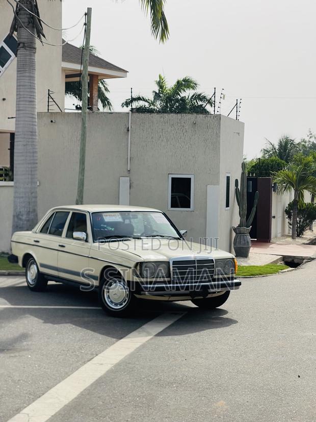 Mercedes-Benz 260E 1981 Gold