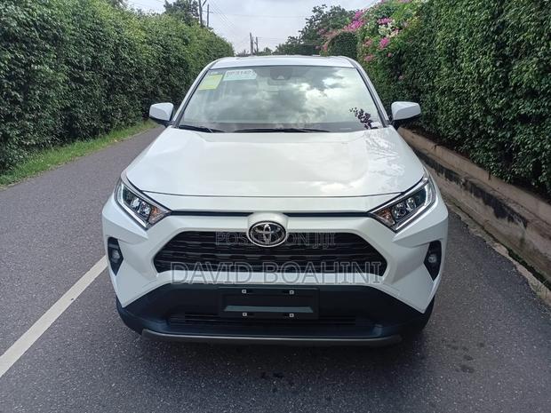 New Toyota RAV4 XLE 2025 White