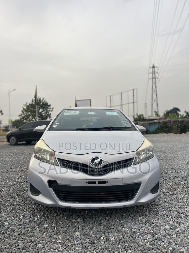 Toyota Vitz 1.3 FWD 5dr 2013 Silver