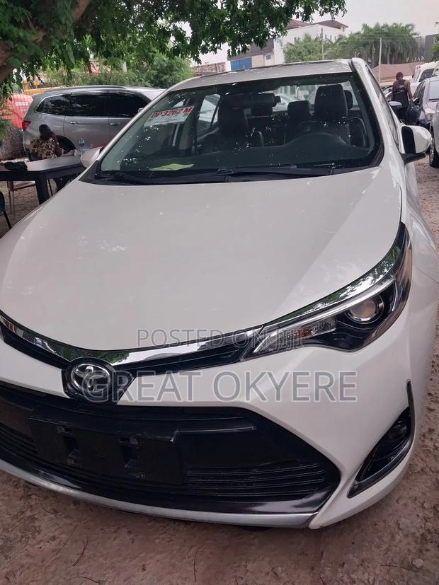 Toyota Corolla LE Eco (1.8L 4cyl 2A) 2018 White