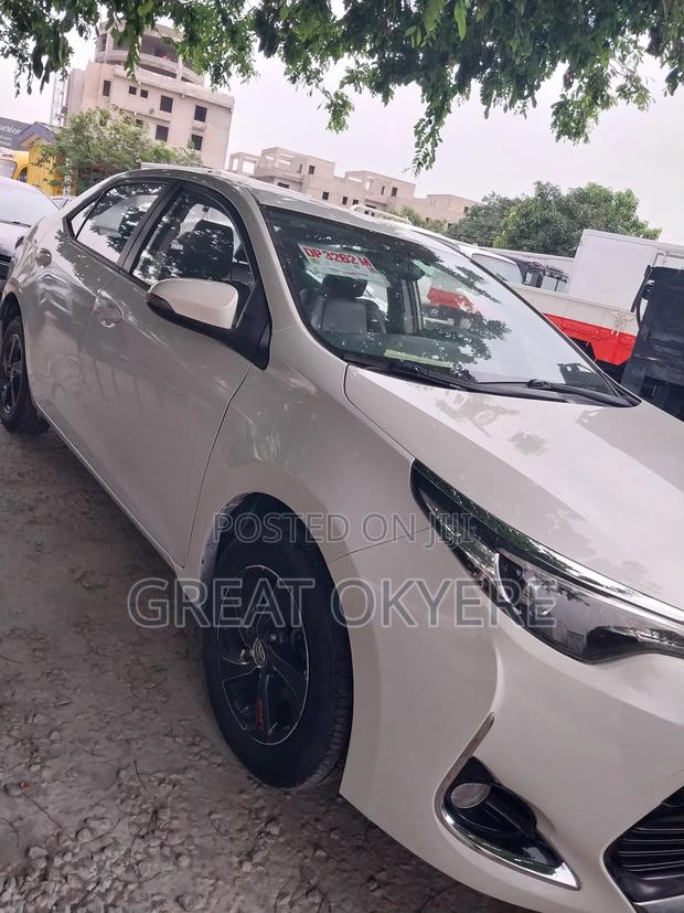 Toyota Corolla LE Eco (1.8L 4cyl 2A) 2018 White