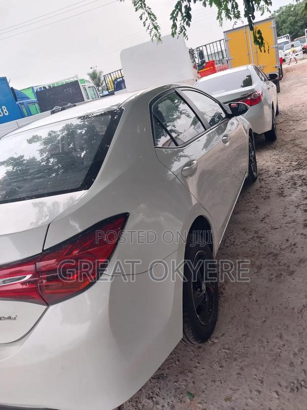 Toyota Corolla LE Eco (1.8L 4cyl 2A) 2018 White