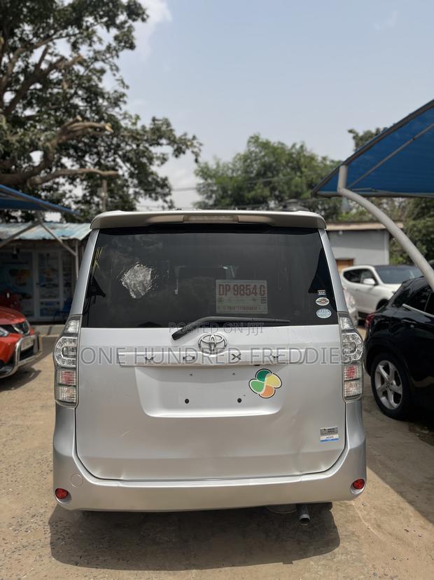 Toyota Voxy 2010 Silver