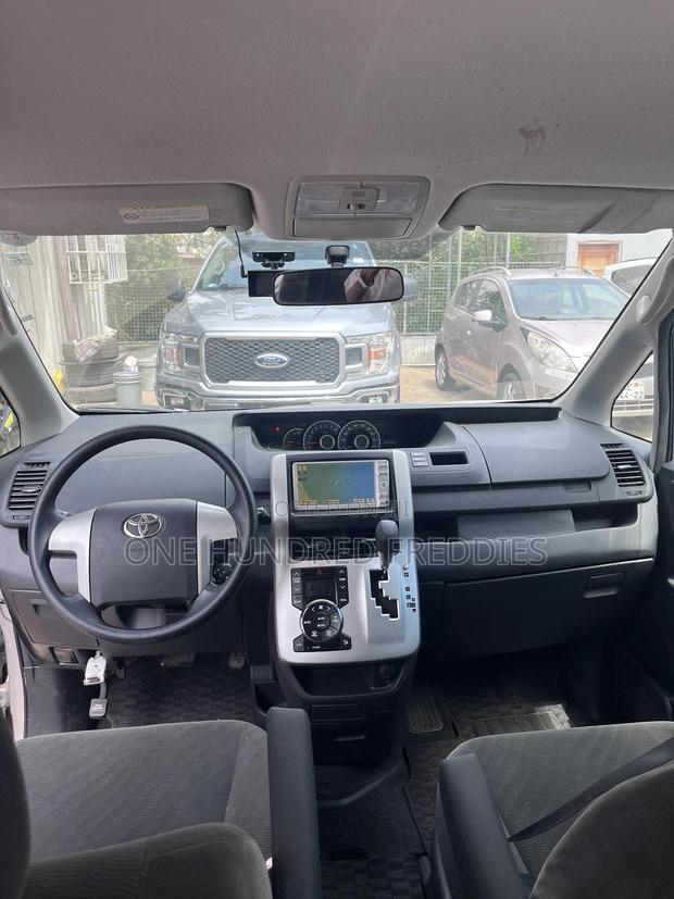 Toyota Voxy 2010 Silver