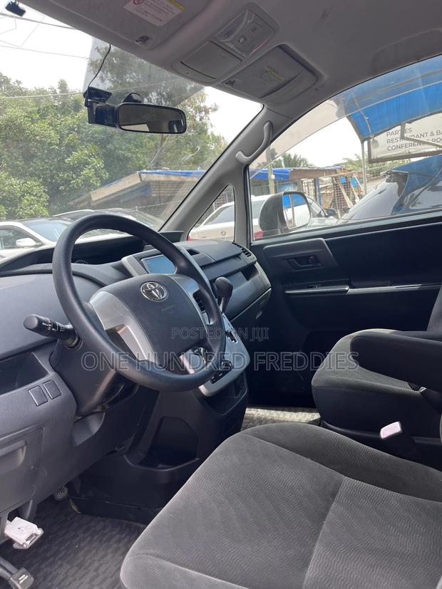Toyota Voxy 2010 Silver