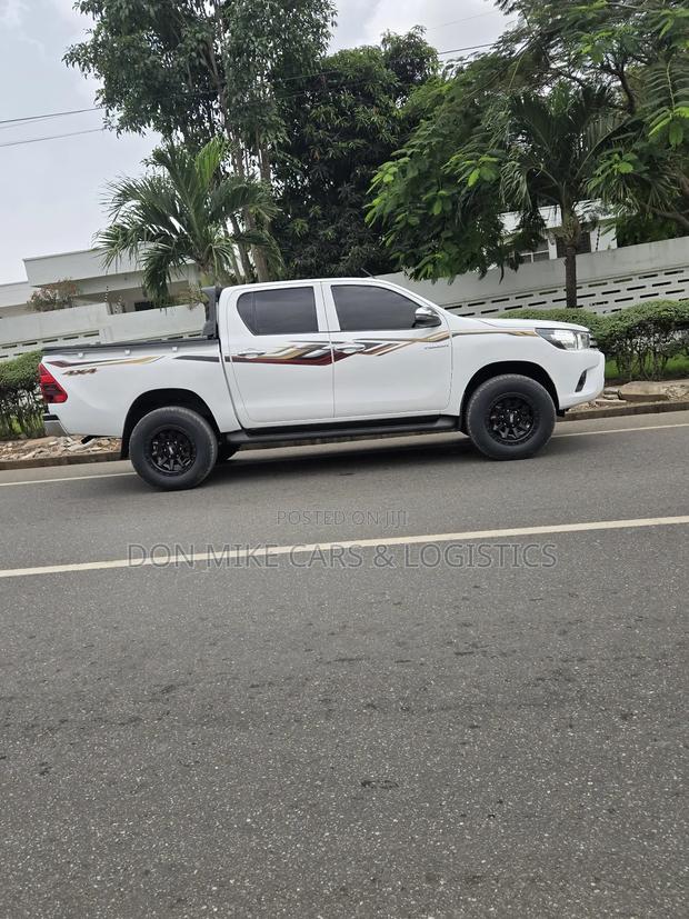 Toyota Hilux SR 4x4 2018 White