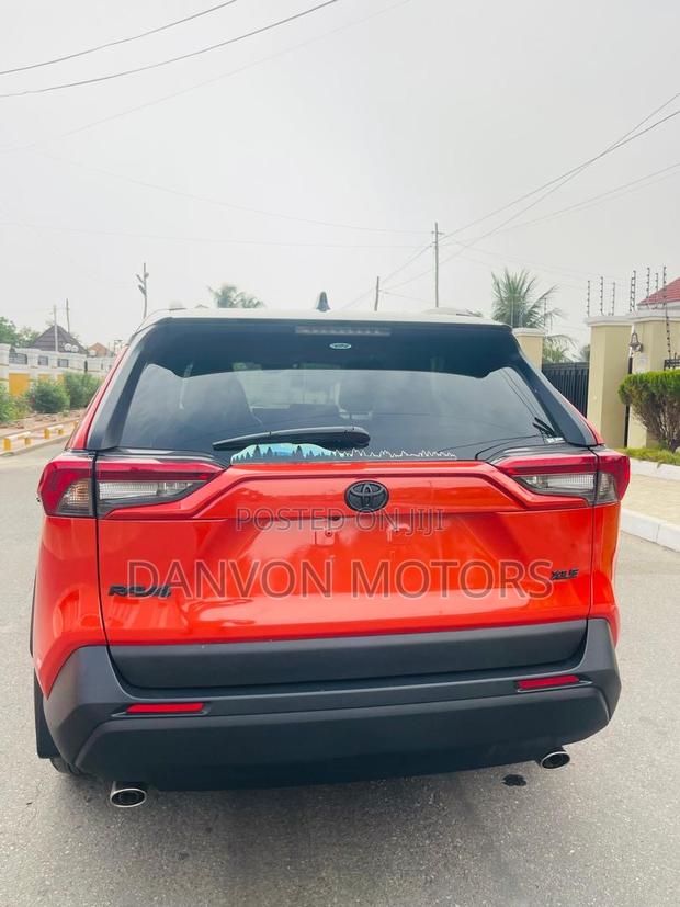 Toyota RAV4 XLE 2021 Orange