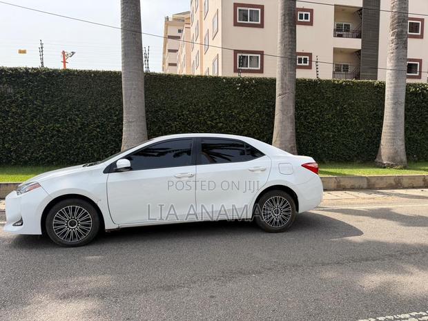 Toyota Corolla LE (1.8L 4cyl 2A) 2019 White