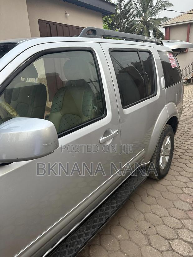 Nissan Pathfinder LE 2005 White