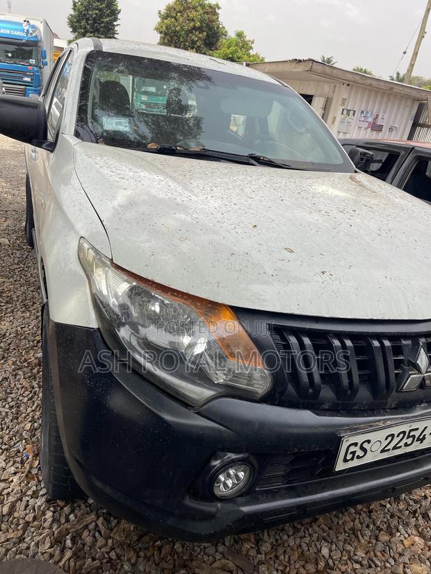 Mitsubishi L200 Club Cab 2.4 181hp 4WD 2016 White