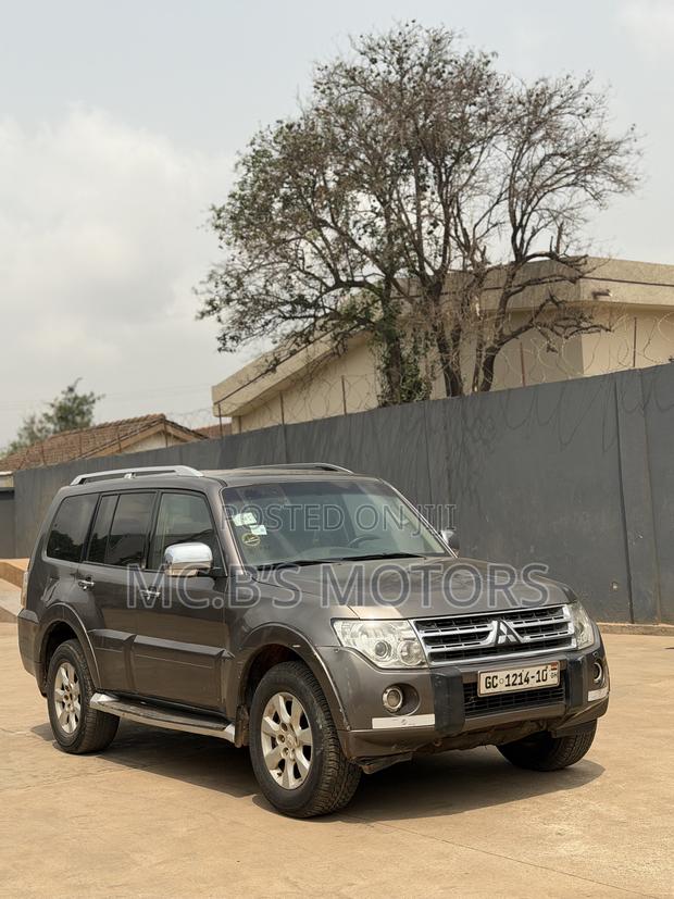 Mitsubishi Pajero 2010 Silver