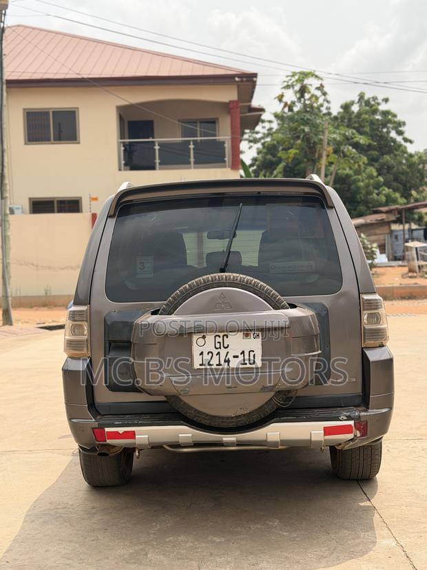Mitsubishi Pajero 2010 Silver