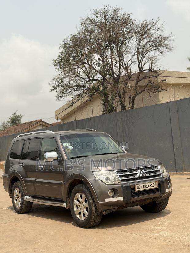 Mitsubishi Pajero 2010 Silver
