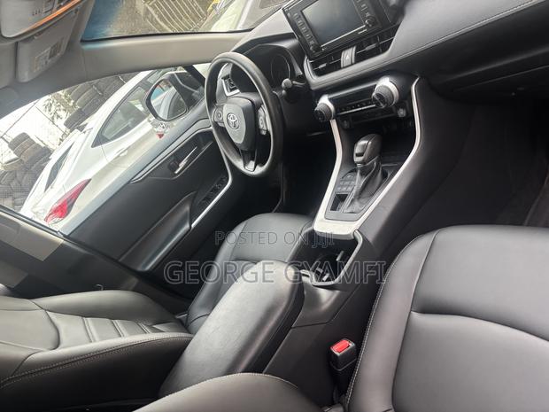 Toyota RAV4 XLE Premium 2022 Black