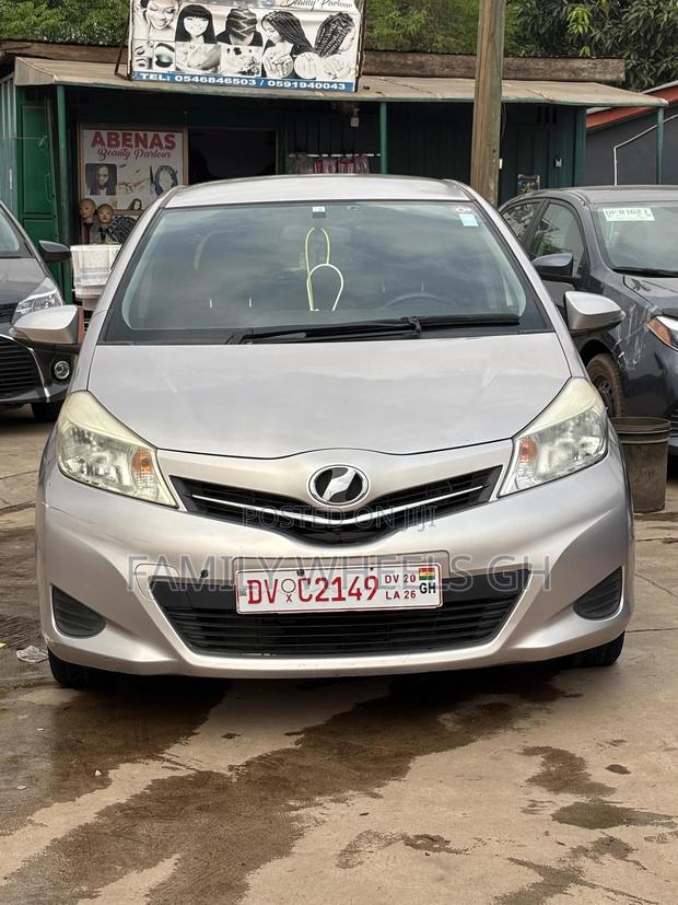Toyota Vitz 1.3 FWD 5dr 2012 Gray