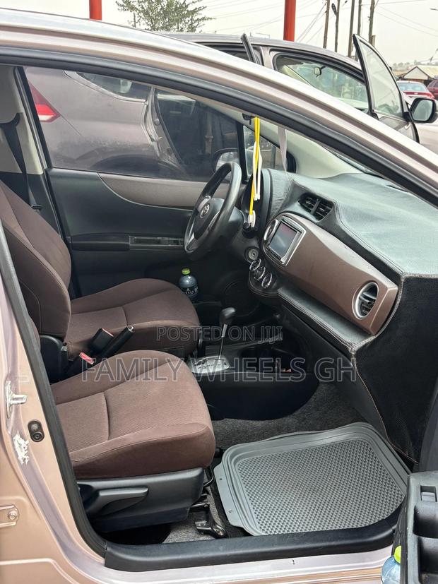 Toyota Vitz 1.3 FWD 5dr 2012 Gray