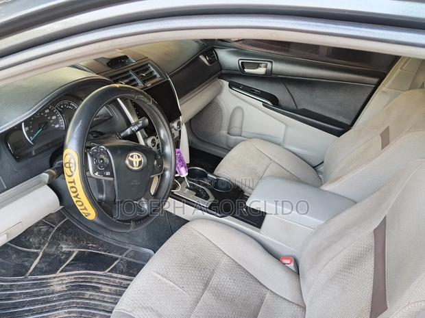 Toyota Camry LE 4dr Sedan (2.5L 4cyl 6A) 2012 Gray