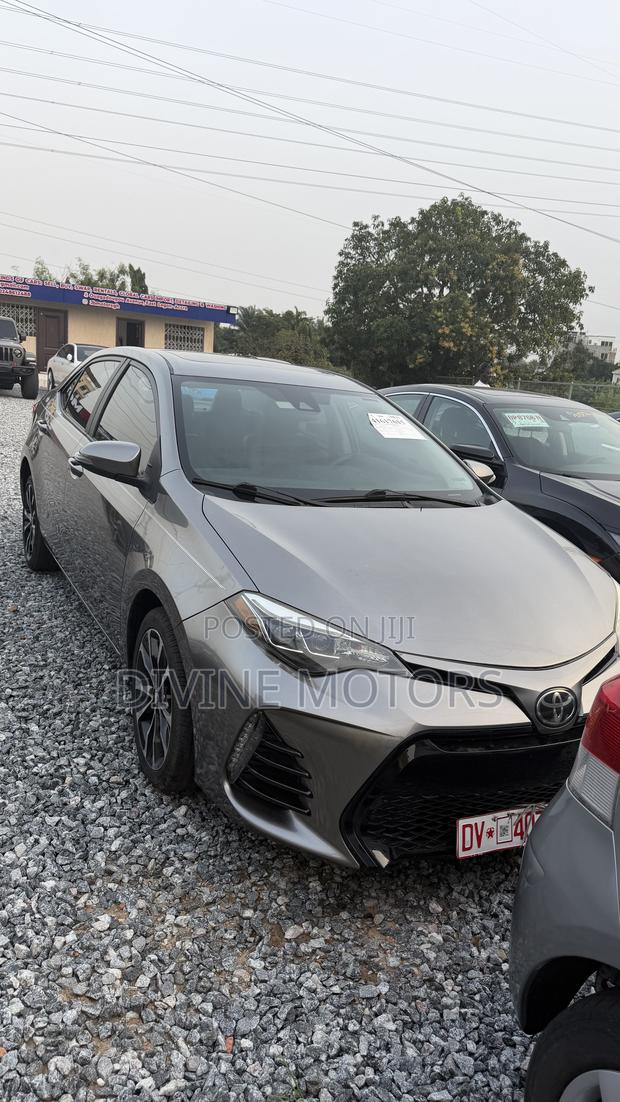 Toyota Corolla SE (1.8L 4cyl 2A) 2018 Gray