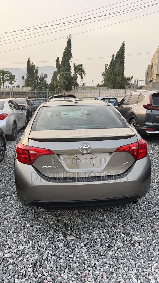 Toyota Corolla SE (1.8L 4cyl 2A) 2018 Gray