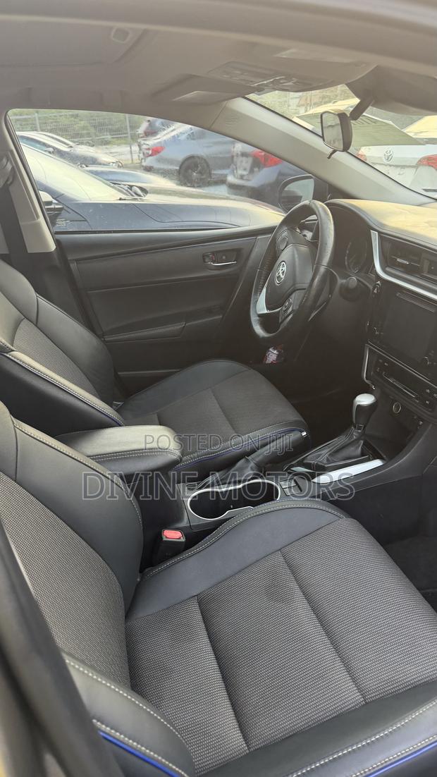 Toyota Corolla SE (1.8L 4cyl 2A) 2018 Gray