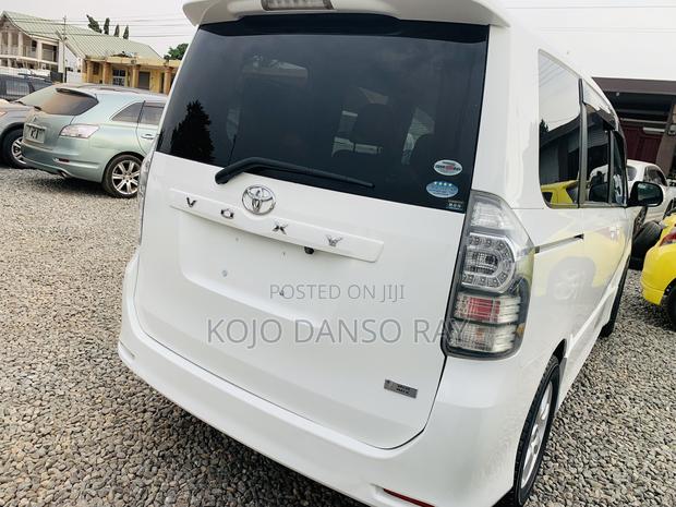 Toyota Voxy 2010 White