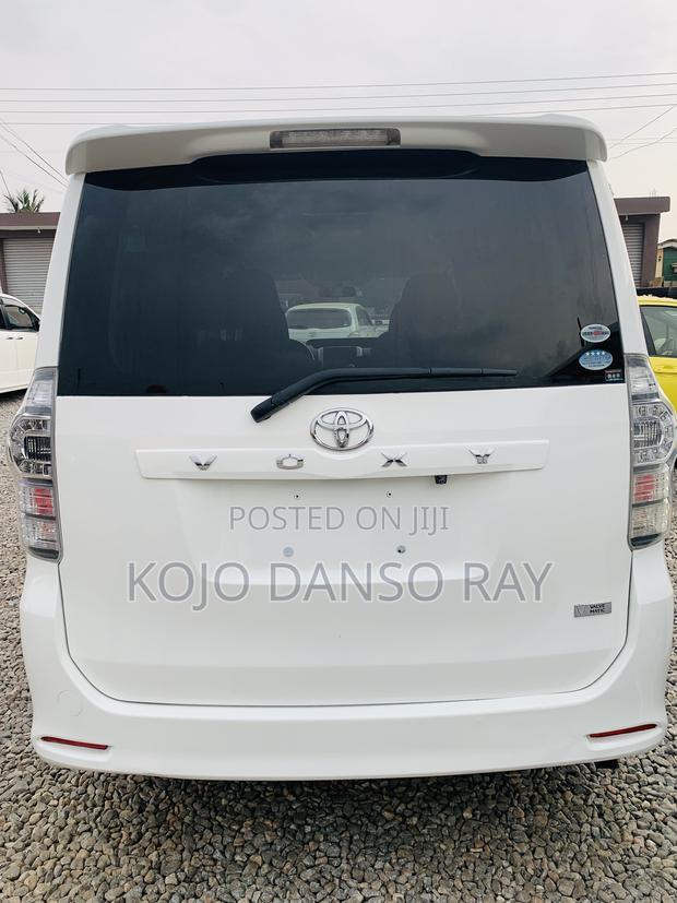 Toyota Voxy 2010 White