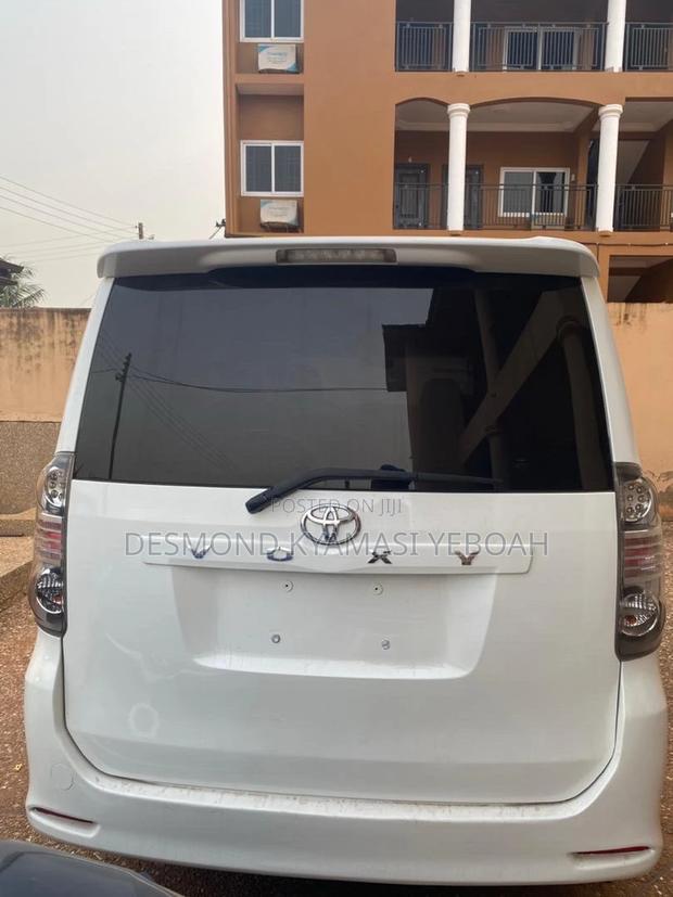 Toyota Voxy 2010 White