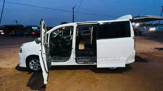 Toyota Voxy 2010 White
