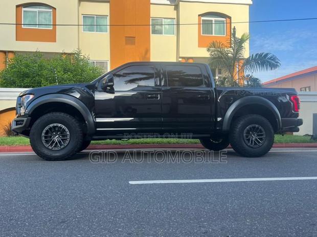 Ford F-150 Raptor 4x4 SuperCrew Cab Styleside 5.5 ft. box 145 in. WB