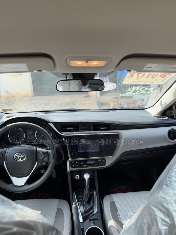 Toyota Corolla LE (1.8L 4cyl 2A) 2018 Blue
