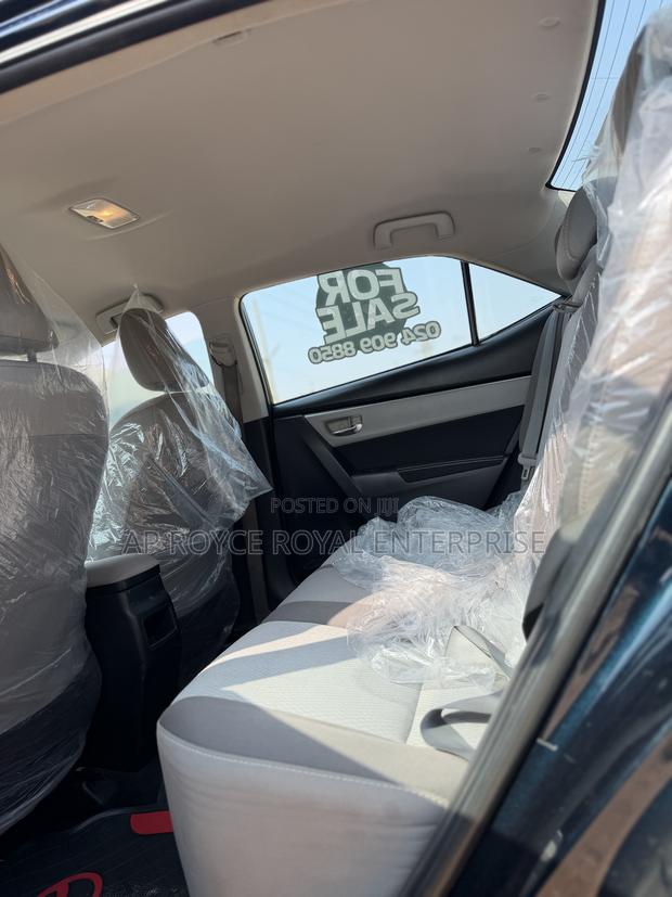 Toyota Corolla LE (1.8L 4cyl 2A) 2018 Blue