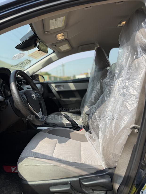 Toyota Corolla LE (1.8L 4cyl 2A) 2018 Blue