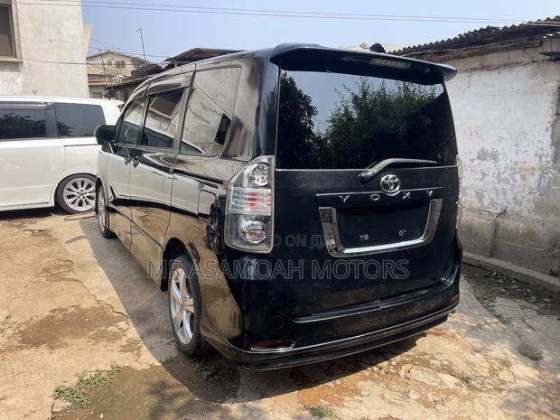 Toyota Voxy 2013 Black