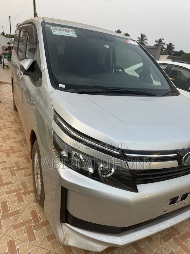 Toyota Voxy SV Premium 2014 Silver